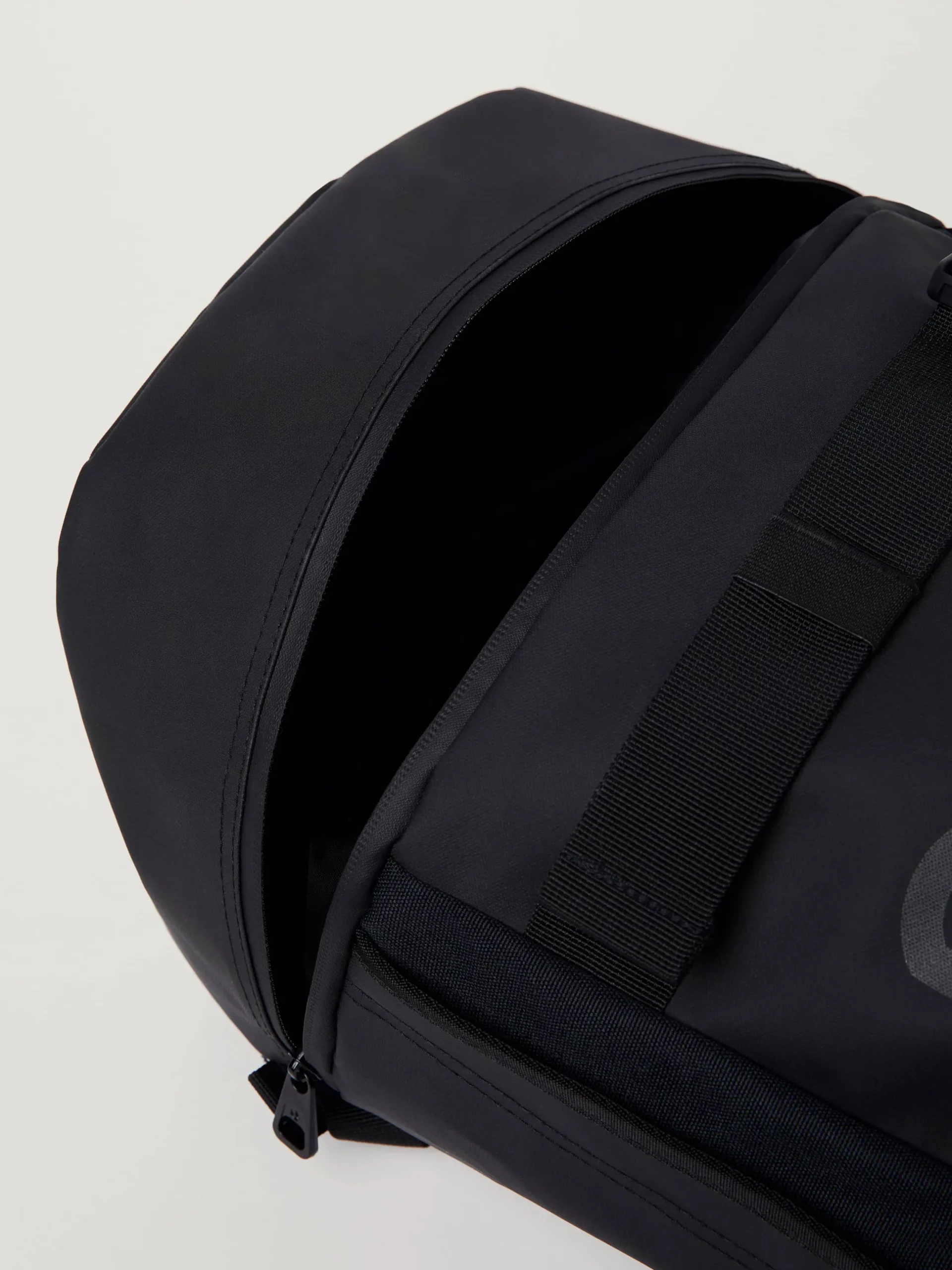 Borg Duffle Backpack 28L