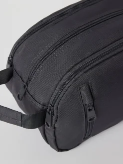 Core Wash Bag Standing