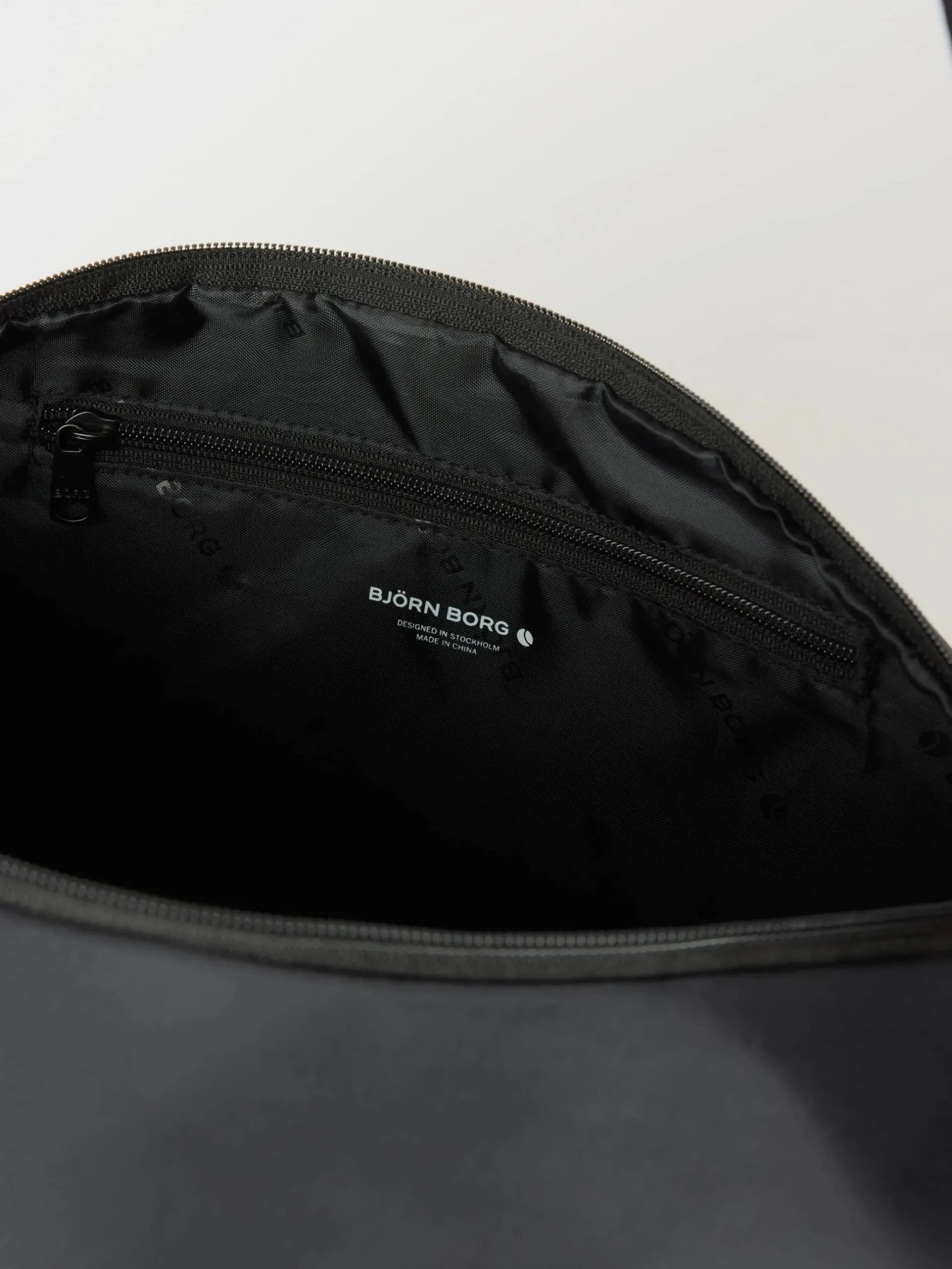 Studio Active Shoulder Bag 20L